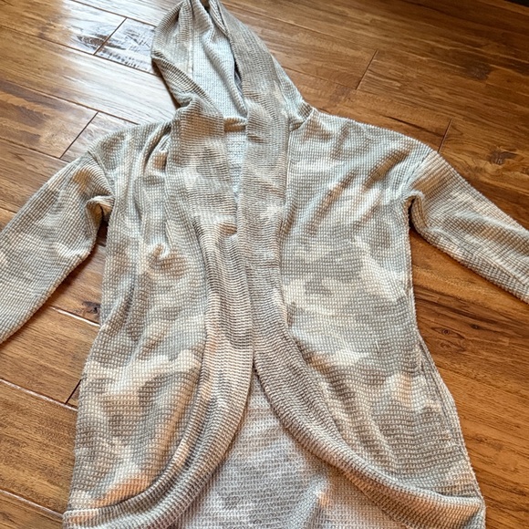 Cozy Camo Hooded Women's Sweater with Pockets - Picture 1 of 2